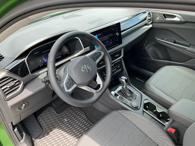 2025 Volkswagen Taos SE Black 4MOTION