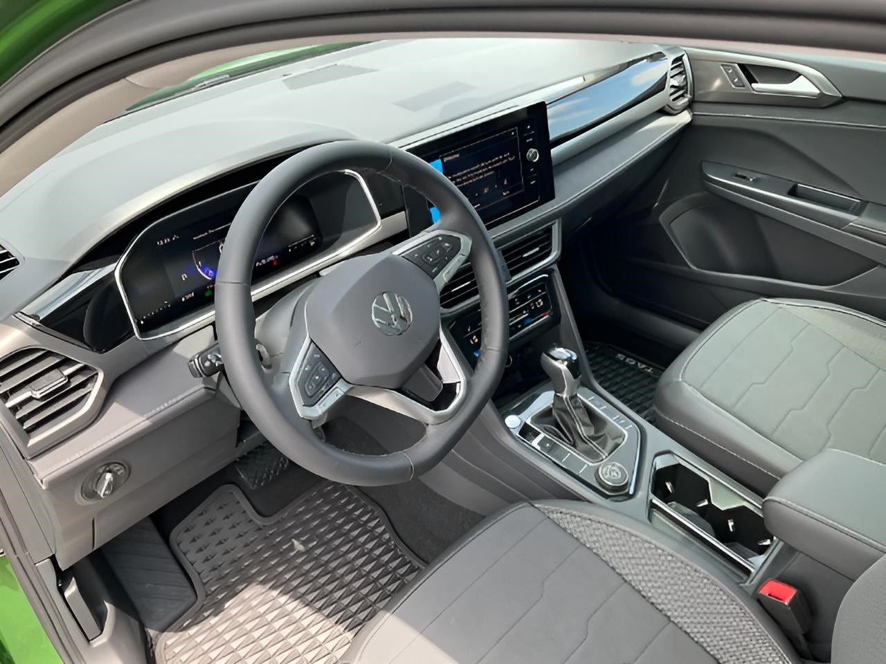 2025 Volkswagen Taos SE Black 4MOTION