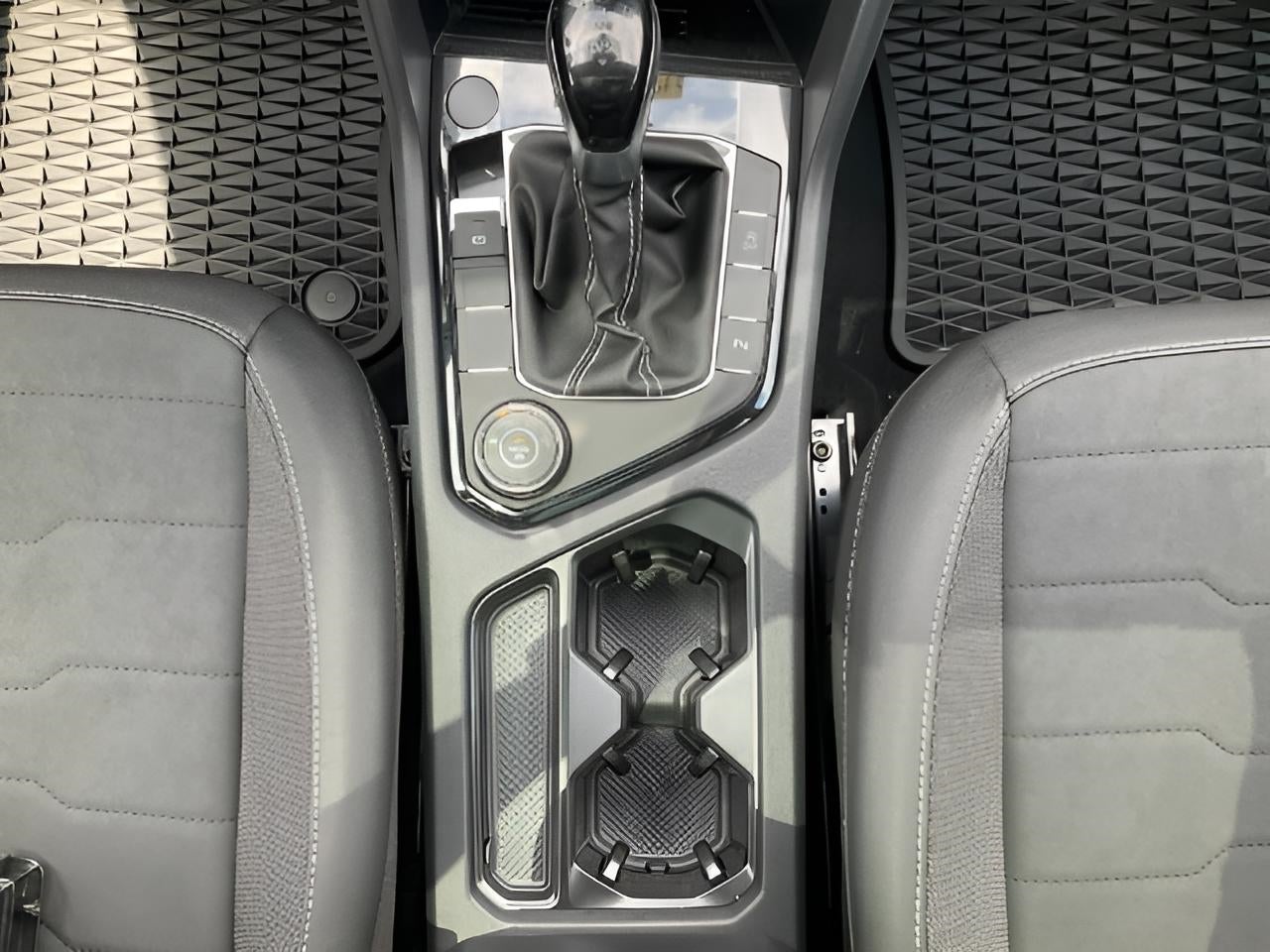 2025 Volkswagen Taos SE Black 4MOTION