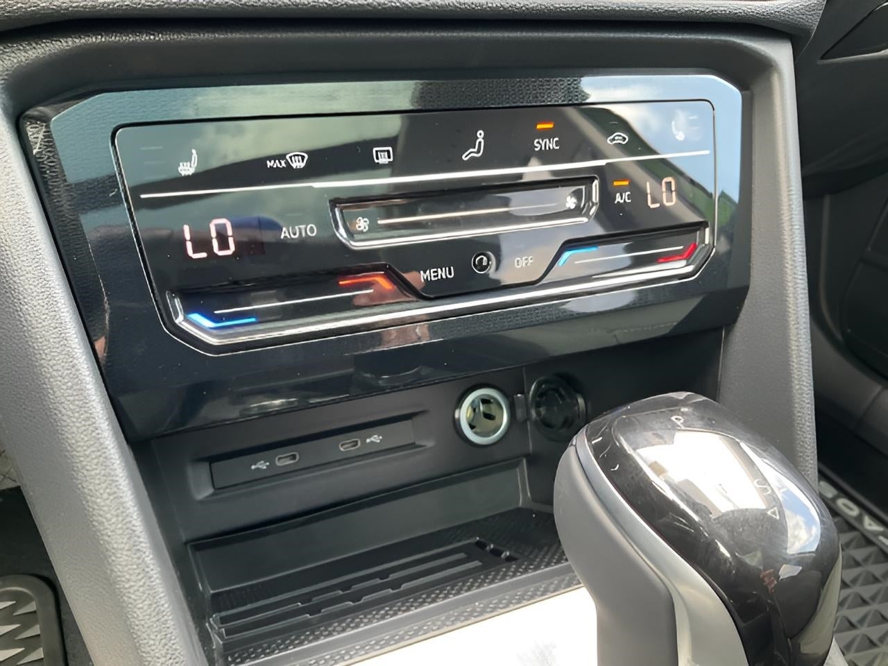 2025 Volkswagen Taos SE Black 4MOTION