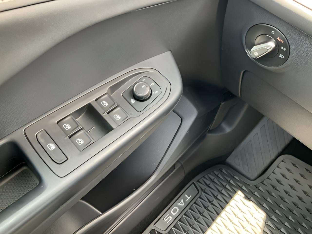 2025 Volkswagen Taos SE Black 4MOTION