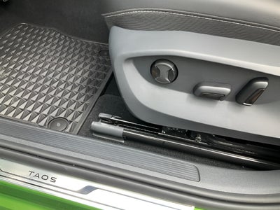 2025 Volkswagen Taos SE Black 4MOTION