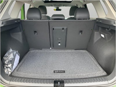 2025 Volkswagen Taos SE Black 4MOTION