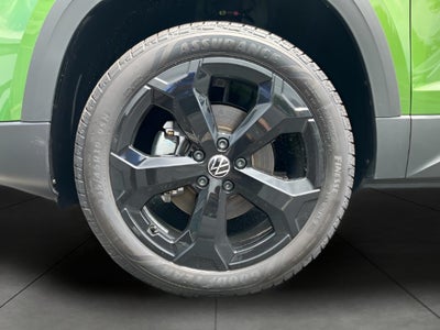 2025 Volkswagen Taos SE Black 4MOTION