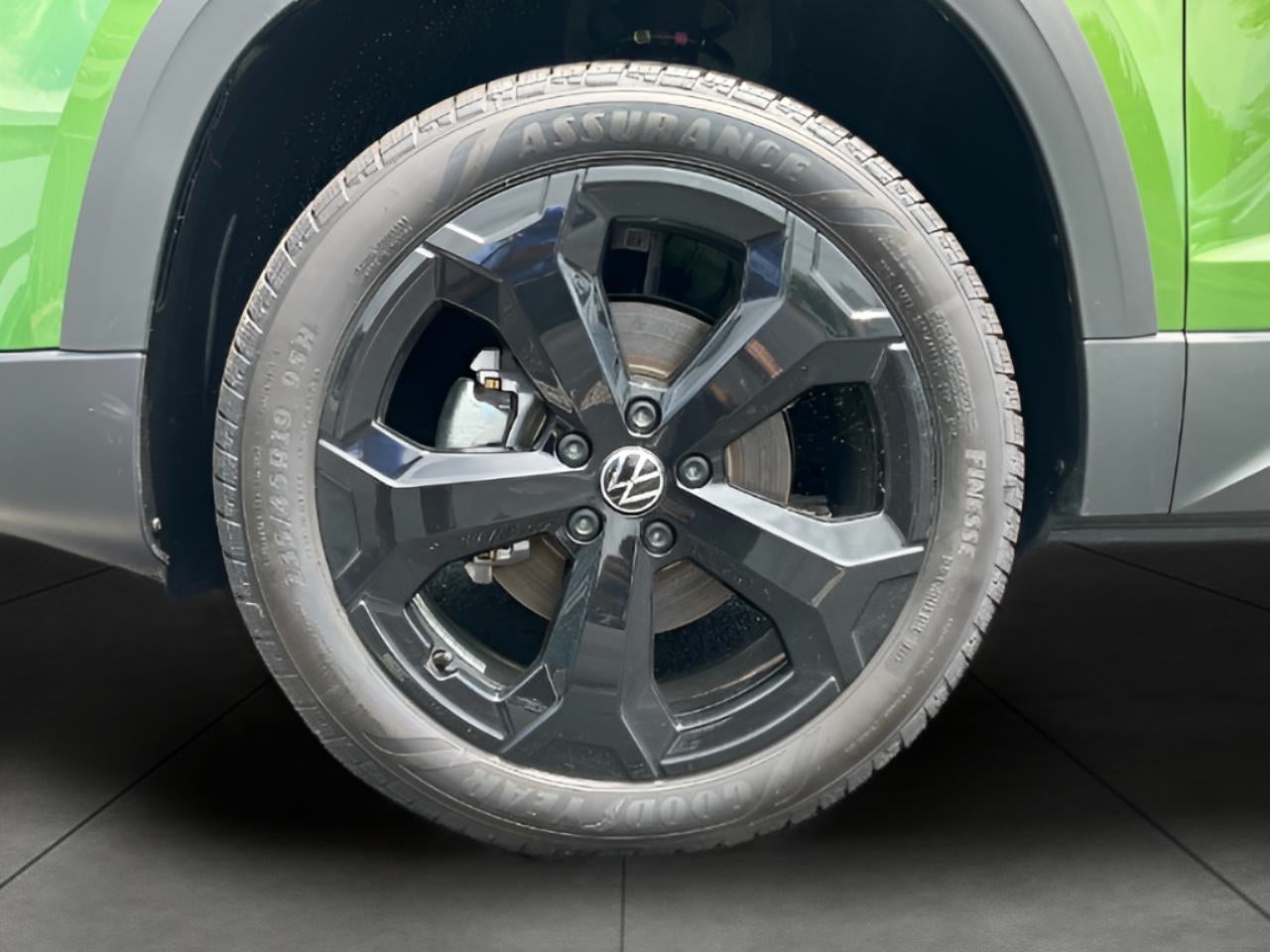 2025 Volkswagen Taos SE Black 4MOTION