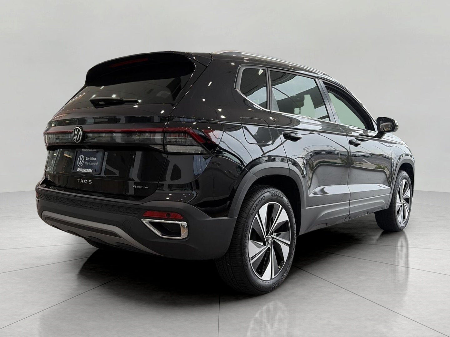 2025 Volkswagen Taos SE 4MOTION