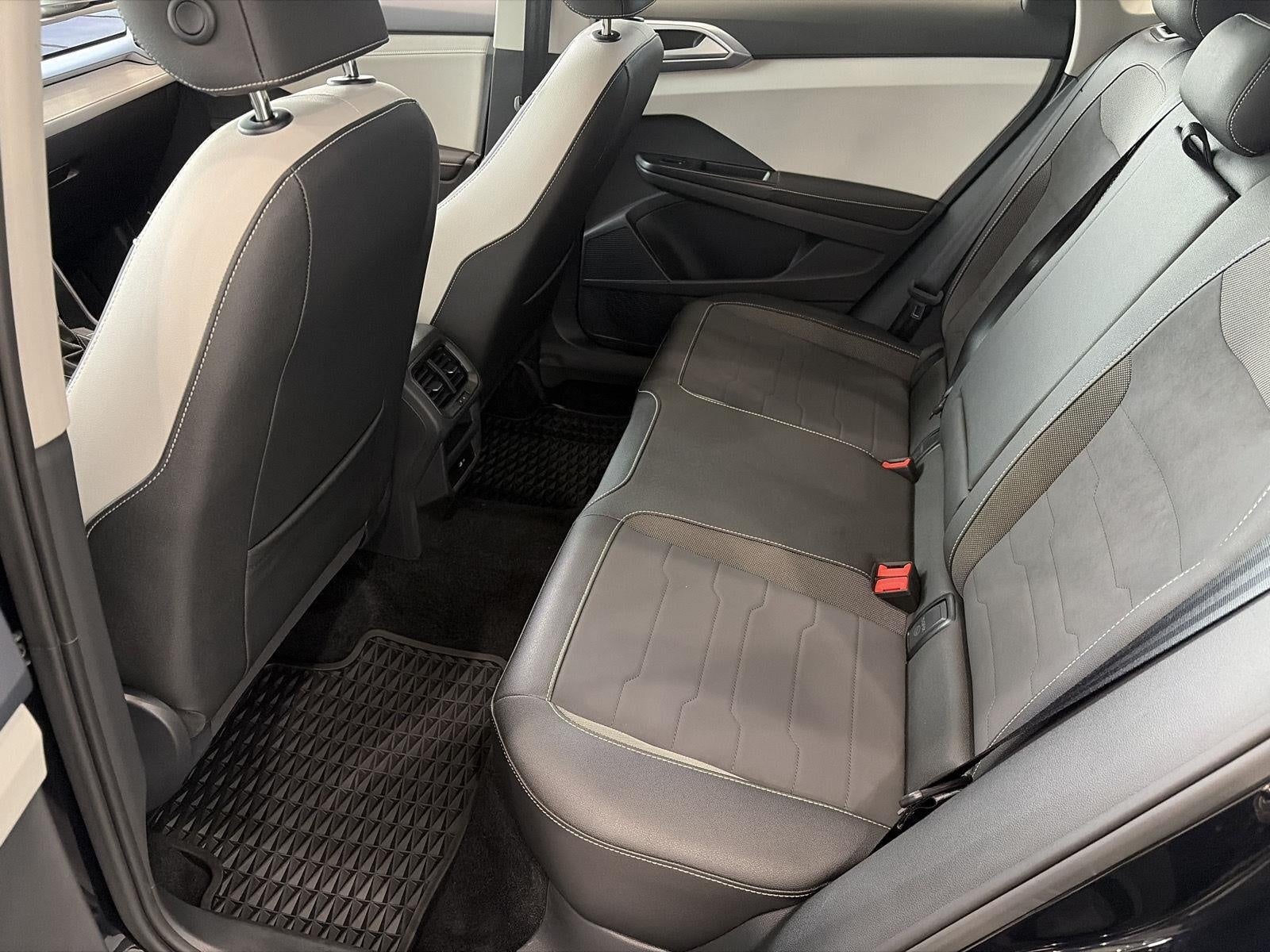 2025 Volkswagen Taos SE 4MOTION