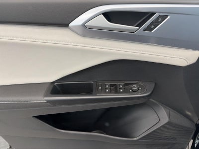 2025 Volkswagen Taos SE 4MOTION