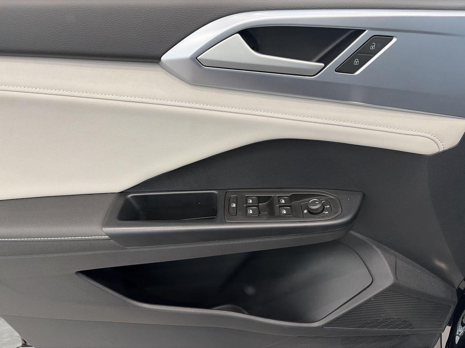 2025 Volkswagen Taos SE 4MOTION
